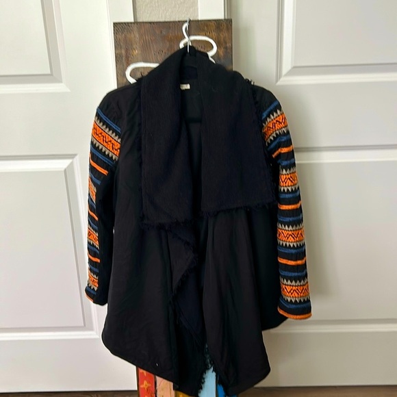 Ripcurl waterfall jacket. Size medium. Great condition. Aztec design on sleeves. - Picture 1 of 10